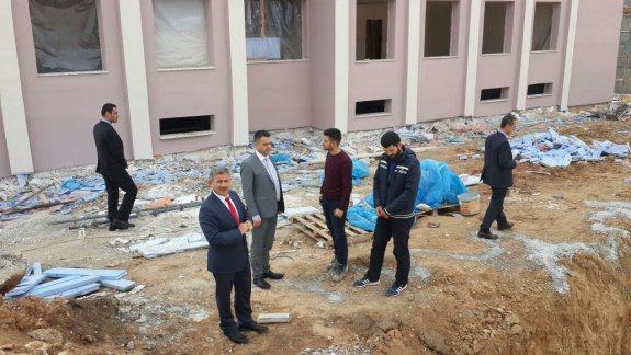 Torbalı Kaymakamı Kadir Sertel OTCU ,yapımı devam eden 24 Derslikli Ayrancılar İmam-Hatip Lisesi inşaatını yerinde inceledi.