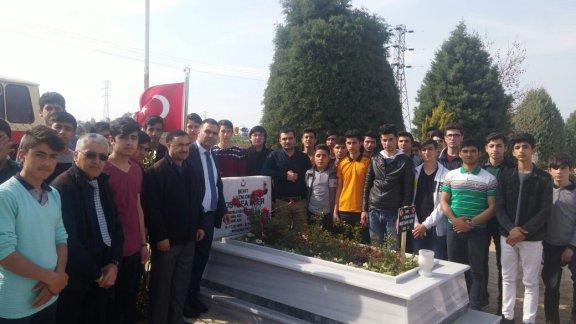 Torbalı Anadolu İmam-Hatip Lisesi Öğrencilerinin Değerler Eğitimi kapsamında Şehitlere Vefa etkinliği