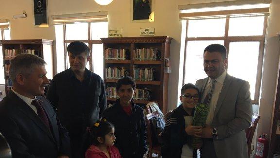 Kütüphaneler Haftası dolayısı ile Torbalı Kaymakamı Kadir Sertel Otcu,İlçe Milli Eğitim Müdürü Cafer TOSUN  Halk Kütüphanesini ziyaret etti.