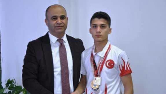 Antalyada düzenlenen Türkiye Karate Şampiyonasında Türkiye birincisi,Torbalı Ayrancılar İmam Hatip Anadolu Lisesi 11. sınıf öğrencisi Ali KALYONCU