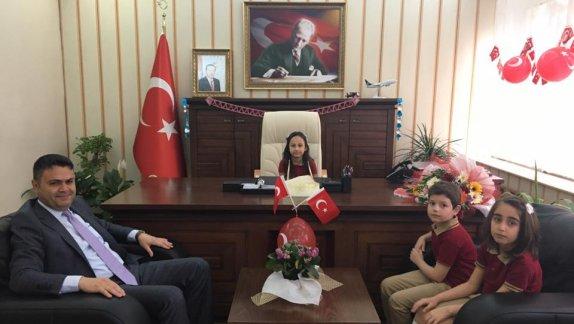 Torbalı Kazım Paşa İlkokulu  öğrencileri 23 Nisan Ulusal Egemenlik ve Çocuk Bayramı sebebiyle Torbalı Kaymakamı Kadir Sertel OTCU´yu makamında ziyaret edip, temsili Kaymakam oldular.