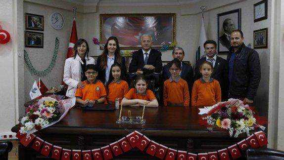 Torbalı Kazım Paşa İlkokulu ve Cengiz Topel İlkokulu  öğrencileri 23 Nisan Ulusal Egemenlik ve Çocuk Bayramı sebebiyle Torbalı Belediye Başkanı Adnan Yaşar GÖRMEZ´i makamında ziyaret ettiler.