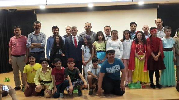 Torbalı Fatih Ortaokulu öğrencilerinin  Şehit Uzman Onbasi Mustafa Eser İmam-Hatip Ortaokulu salonunda gerçekleştirdikleri tiyatro gösterimi.