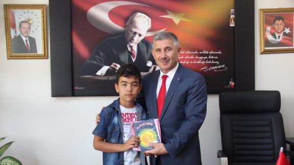  Halk Oyunları Yarışmasında birinci olan Korucuk İlkokulu ögrencisi Harun ATA Torbalı İlçe Milli Eğitim Müdürü Cafer TOSUN´u makamında ziyaret etti.