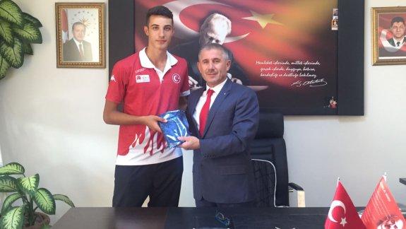 Torbalıdan Avrupa Gençlik Olimpik Oyunlarına Katılan Ali Berk EROL´u İlçe Milli Eğitim Müdürü Cafer TOSUN  makamında kabul ederek tebrik etti.