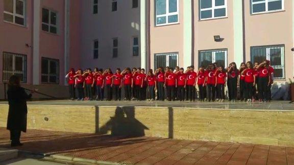 Torbalı Şehit Onur Ensar Ayanoğlu ortaokulu öğrencileri işaret dili ile İstiklal Marşını okudular.