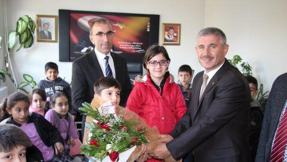 Gazi İlkokulu 4-f sınıfı Torbalı İlçe Milli Eğitim Müdürü Cafer TOSUN´un makamında ziyaret ederek 24 Kasım Öğretmenler Gününü kutladı. 