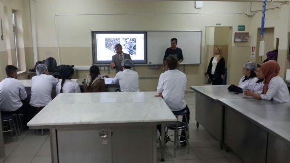 Torbalı İlçe Milli Eğitim Müdürü Cafer TOSUN Cumhuriyet Mesleki ve Teknik Anadolu Lisesini ziyaret etti.