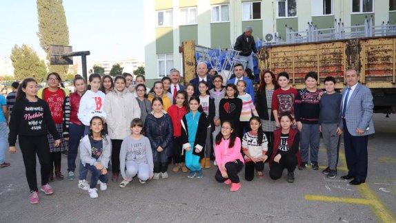Torbalı Belediyesince, Özel Eğitim Sınıfları için  temin edilen masa ve sandalyeler  Torbalı Belediye Başkanı Adnan Yaşar GÖRMEZ´in katılımı ile dağıtıldı.