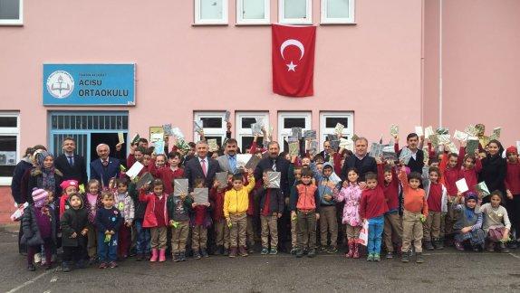 Torbalı İlçe Milli Eğitim Müdürü Cafer TOSUN Trabzon Akçaabat  Acısu Ortaokulunda öğrencilere kitap dağıtımı gerçekleştirdi. 