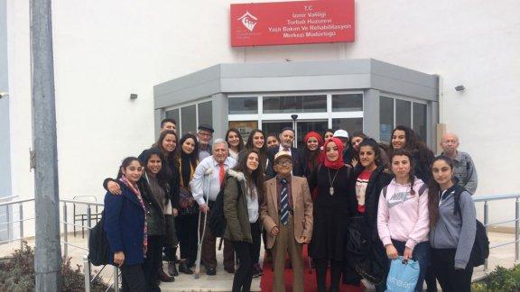 Torbalı Cumhuriyet Mesleki ve Teknik Anadolu Lisesi öğrencileri sosyal sorumluluk projeleri kapsamında Huzurevine ziyaret gerçekleştirdi.