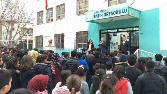 Torbalı İlçe Milli Eğitim Müdürü Cafer TOSUN Fatih Ortaokulunu Ziyaret ederek Bayrak törenine katıldı.