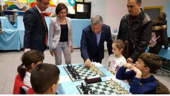 Torbalı İlçe Milli Eğitim Müdürü Cafer TOSUN Mavi Ege Eğitim Kurumlarının düzenlediği satranç turnuvasına katıldı.