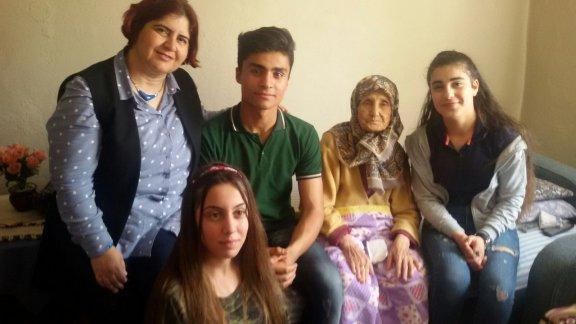Torbalı Piri Reis Mesleki ve Teknik Anadolu Lisesi öğrencileri Yaşlılar Haftası dolayısıyla Torbalı Mahallesinde ikamet eden 78 yaşındaki Ayşe GÜLER´i evinde ziyaret etti.