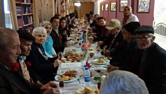 Türk Telekom Mesleki ve Teknik Anadolu Lisesi yaşlılara Saygı Haftası kapsamında Torbalı Huzurevi sakinleriyle kahvaltıda bir araya geldi.