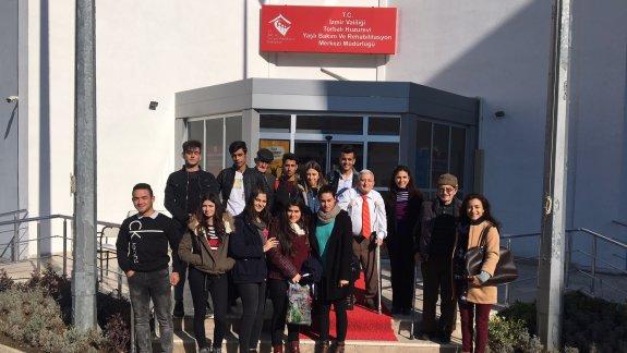 Torbalı Mesleki ve Teknik Anadolu Lisesi Güzellik ve Saç Bakım Hizmetleri Bölümü 11. Sınıf öğrencileri yaşlılar haftası kapsamında huzurevini ziyaret etti.