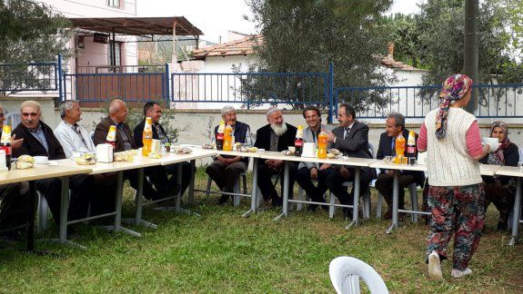 Yeniköy Ortaokulu 18- 24 mart Yaşlılar Haftası kapsamında yemek etkinliği düzenledi. okul çevresinde ikamet eden yaşlılarla okul bahçesinde bir araya geldi