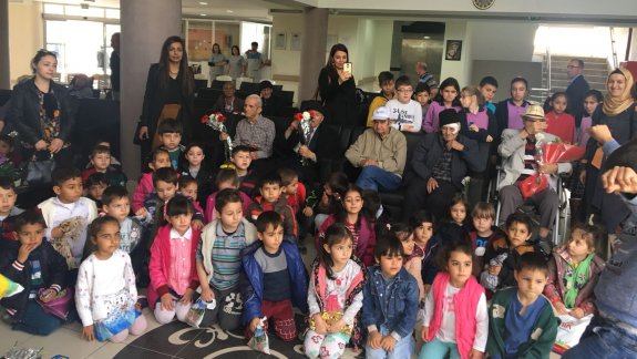 Zeliha-Ömer GENÇ Kızılay anaokulunu öğrencileri 18-24 mart Yaşlılar Haftası kapsamında Huzurevine ziyaret gerçekleştirdi.
