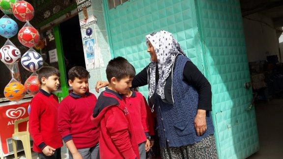 Hacı Tahsin IRMAK İlkokulu ve Karakuyu Ortaokulu 18-24 Mart Yaşlılar haftası kapsamında okulun  bulunduğu bölgede yaşayan hasta ve yaşlı aileleri ziyaret etti.