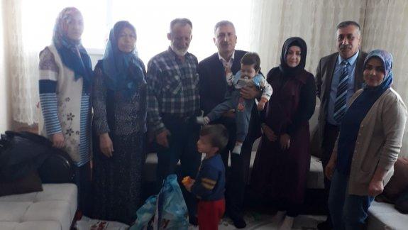 Hacı Tahsin IRMAK İlkokulu ve Karakuyu Ortaokulu  18- 24 Mart Şehitler Haftası kapsamında  Karaot Mahallesinde oturan Şehit Harun ŞENÖZÜAR ´ın ailesini ziyaret etti.