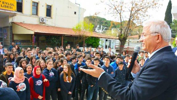 Torbalı belediye başkanı Adnan Yaşar GÖRMEZ Atatürk Anadolu Lisesi ve 7 Eylül Anadolu Lisesini ziyaret ederek spor malzemesi dağıttı.