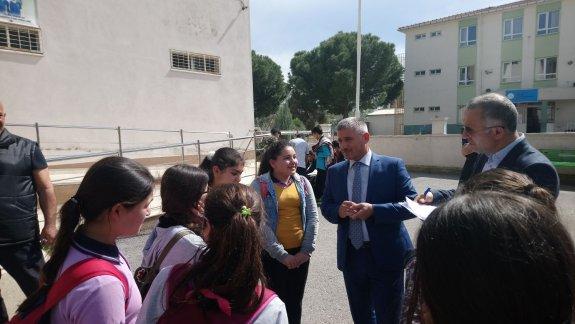 Torbalı İlçe Milli Eğitim Müdürü Cafer TOSUN okul denetimleri kapsamında 06/04/2018 cuma günü pancar nezihasairoğlu ortaokulunu denetledi.