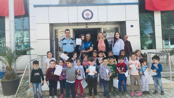 İnci Hikmet Tözün Anaokulu Türk Polis Teşkilatının 173. Yılı ve Polis Haftası sebebi ile İlçe emniyet Müdürlüğünü ziyaret etti. 