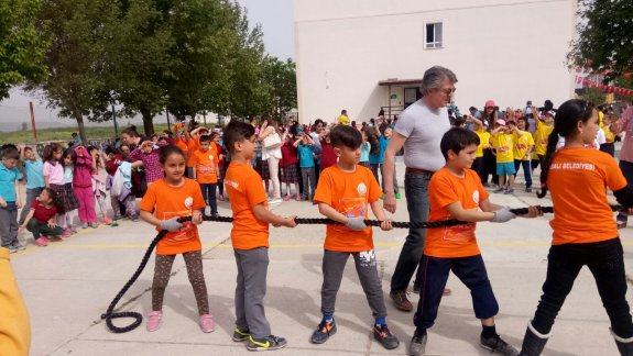 Torbalı Belediyesi tarafından organize edilen Geleneksel Çocuk Oyunları Şenliklerinin 2.si  Cumhuriyet  İlkokulunda gerçekleşti.