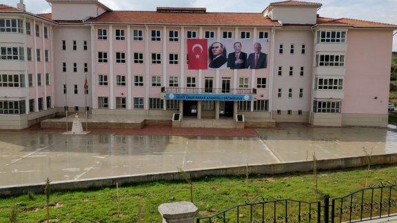 Şehit Onur Ensar Ayanoğlu Ortaokulu beyaz bayrak almaya hak kazanmıştır ..