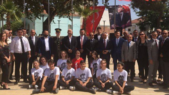 19 Mayıs Atatürkü Anma ve Gençlik ve Spor Bayramı Torbalı Meydanında  törenlerle kutlanıyor..