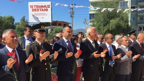 15Temmuz Milli Birlik ve Demokrasi Günü Anma Programı kapsamında Şehitllik Anıtında çelenk sunumu 15 Temmuz pazar günü saat 10:00 da gerçekleştirildi. 