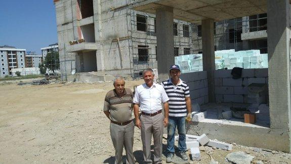 Torbalı İlçe  Milli Eğitim Müdürü Cafer TOSUN  Yemişlik mahallesinde yapımı devam eden 24 derslikli ortaokul inşaatını yerinde inceledi.