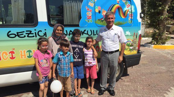 Torbalı İlçe Milli Eğitim Müdürü Cafer TOSUN  Gezici Anaokulu  ile Birlikte düverlik mahallesinde çocuklarla buluştu.
