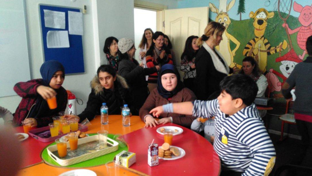 Şehit Uzman Onbaşı Mustafa Eser İmam Hatip Ortaokulu İyilik gönüllüleri projesi kapsamında rehabilitasyon  merkezini ziyaret etti.