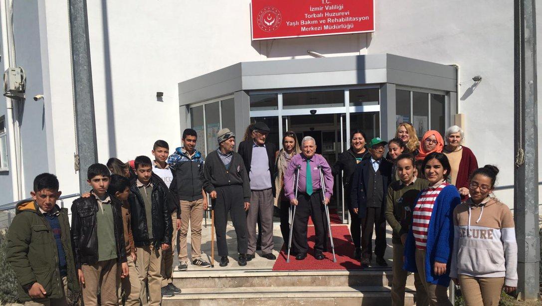 Hasan Salih Çetinel Ortaokulu Yaşlılar haftası kapsamında huzur evi ziyareti gerçekleştirdi.