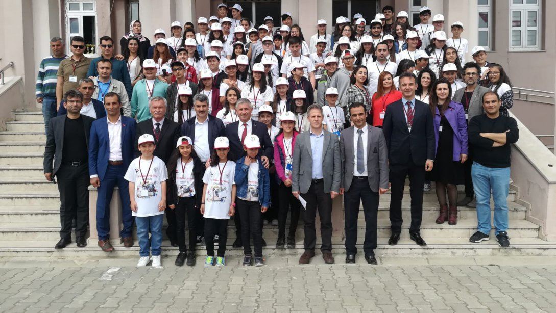 TOKİ Mehmet Akif Ersoy Ortaokulu Tübitak Bilim Fuarı okul bahçesinde gerçekleştirildi.