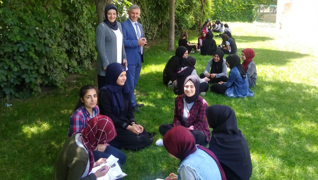 Torbalı İlçe Milli Eğitim Müdürü Cafer TOSUN Şehit Uzman Çavuş Tolga Sağlam Kız Anadolu İmam Hatip Lisesini ziyaret etti.