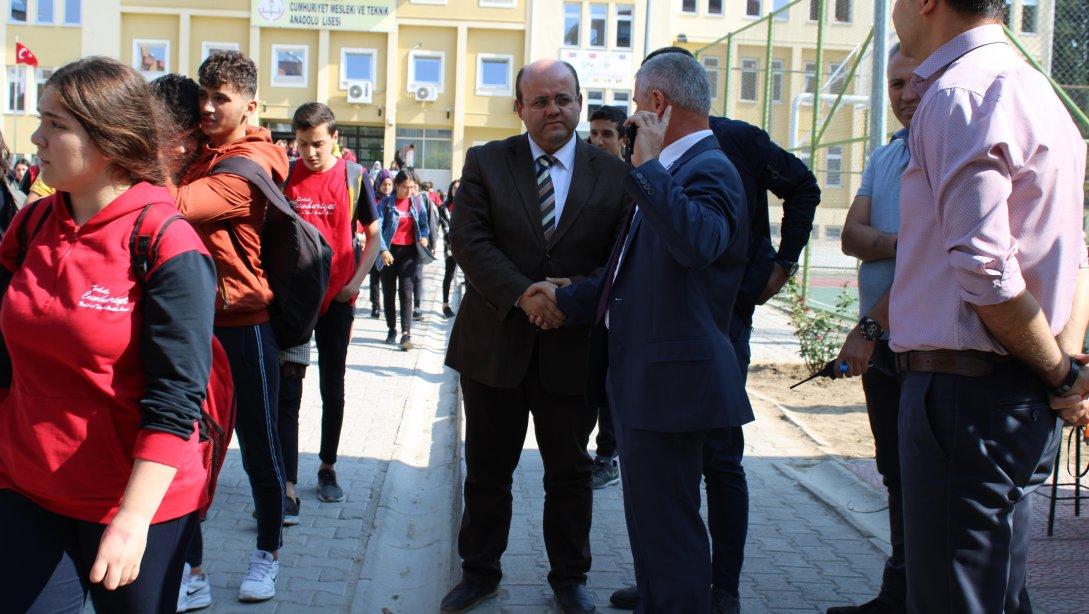 Torbalı İlçe Milli Eğitim Müdürü Cafer TOSUN okul ziyaretleri kapsamında Cumhuriyet Mesleki ve Teknik Anadolu lisesini ziyaret etti.