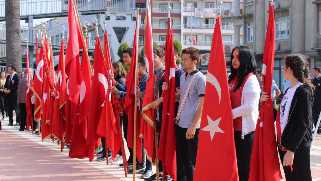 29 Ekim Cumhuriyet Bayramı kutlamaları Atatürk Anıtına çelenk sunumu, saygı duruşu ve istiklal marşı ile başladı.
