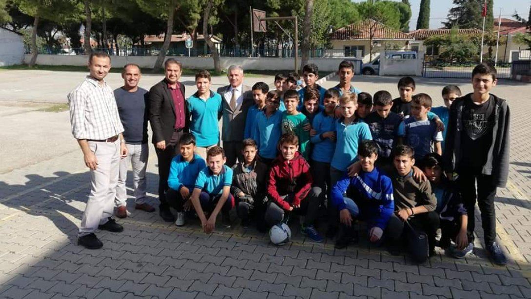 Torbalı İlçe Milli Eğitim Müdürü Cafer TOSUN okul ziyaretleri kapsamında Yeniköy ilkokulu ve Yeniköy Ortaokulunu ziyaret etti.