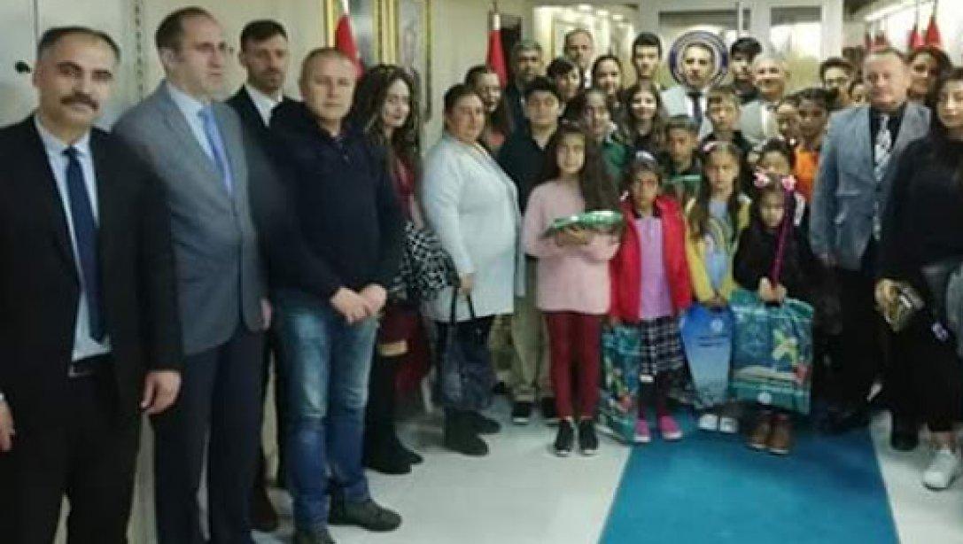 29 Ekim Cumhuriyet Bayramı ve 10 Kasım Atatürk'ü anma etkinlikleri kapsamında düzenlenen kompozisyon , şiir ve resim yarışmalarında dereceye giren öğrencilere hediyeleri takdim edildi.