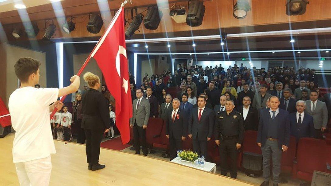24 Kasım Öğretmenler Günü kutlama programı, sabah 09.15 'da Atatürk Anıtı önünde gerçekleştirilen çelenk töreniyle başladı.