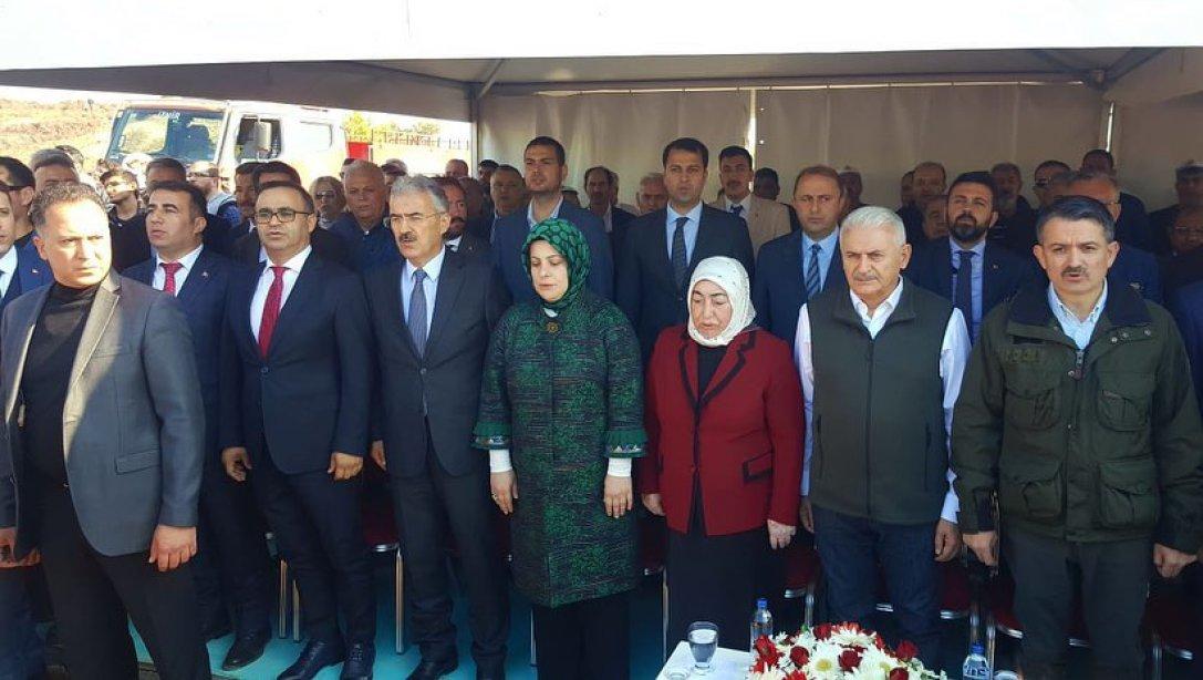 İzmir İl Milli Eğitim Müdürlüğünce 24 Kasım Öğretmenler Günü dolayısıyla düzenlenen fidan dikim etkinliği .