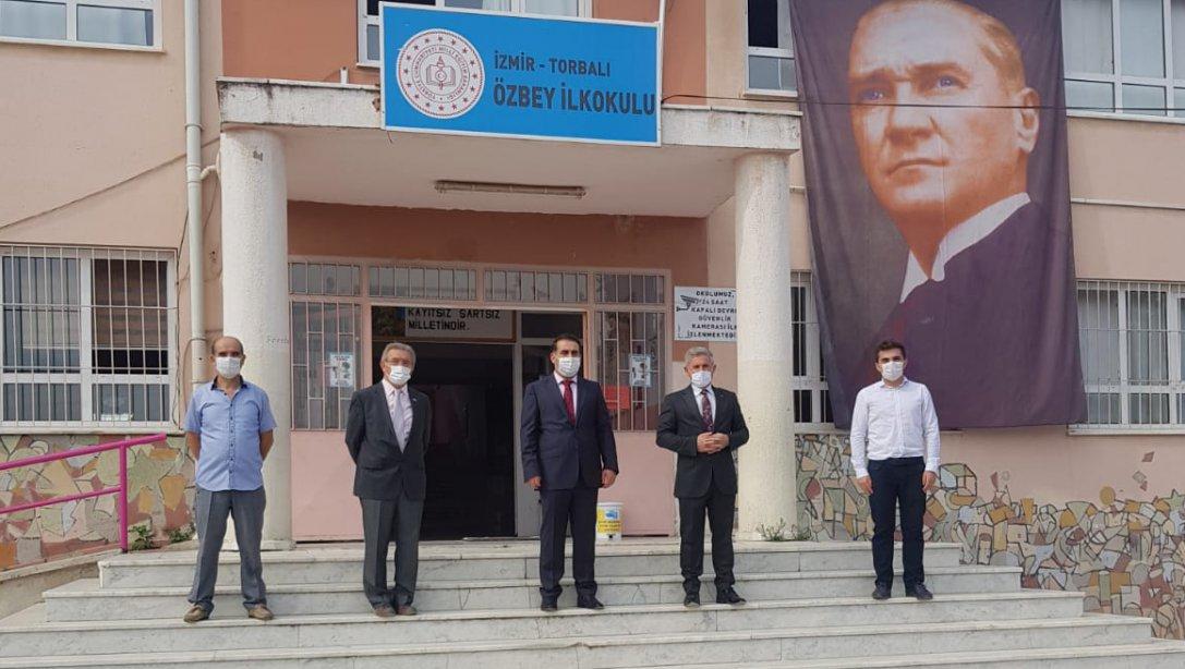Torbalı Kaymakamı Ercan Öter ile İlçe Milli Eğitim Müdürü Cafer Tosun Özbey ilkokulunu ziyaret etti.