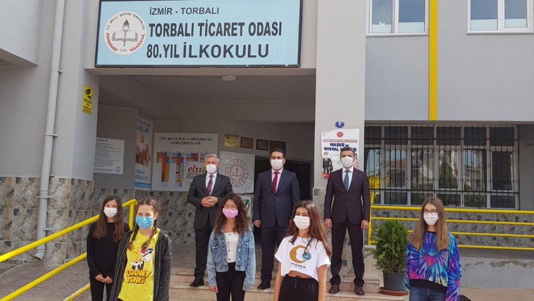 Torbalı Kaymakamı Ercan Öter ile İlçe Milli Eğitim Müdürü Cafer Tosun Torbalı Ticaret Odası 80.Yıl İlk-Ortaokulunu ziyaret etti.