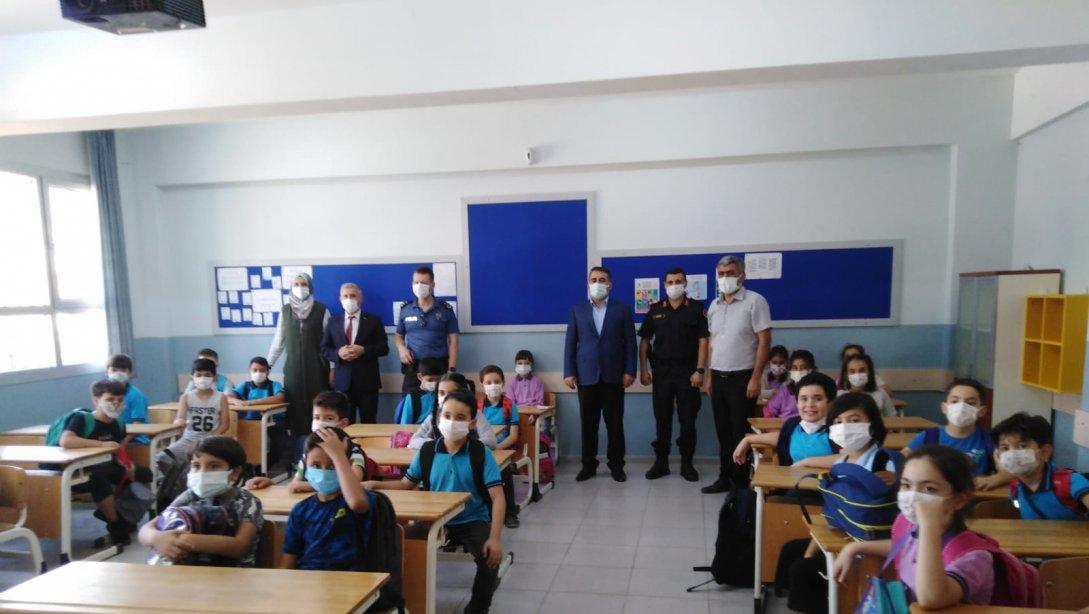 Torbalı Kaymakamı Ercan Öter ve Torbalı İlçe Milli Eğitim Müdürü Cafer Tosun 2021-2022 Eğitim Öğretim yılının ilk gününde Gazi İlkokulu'nu ziyaret ederek sağlık ve başarı temennisinde bulundu.