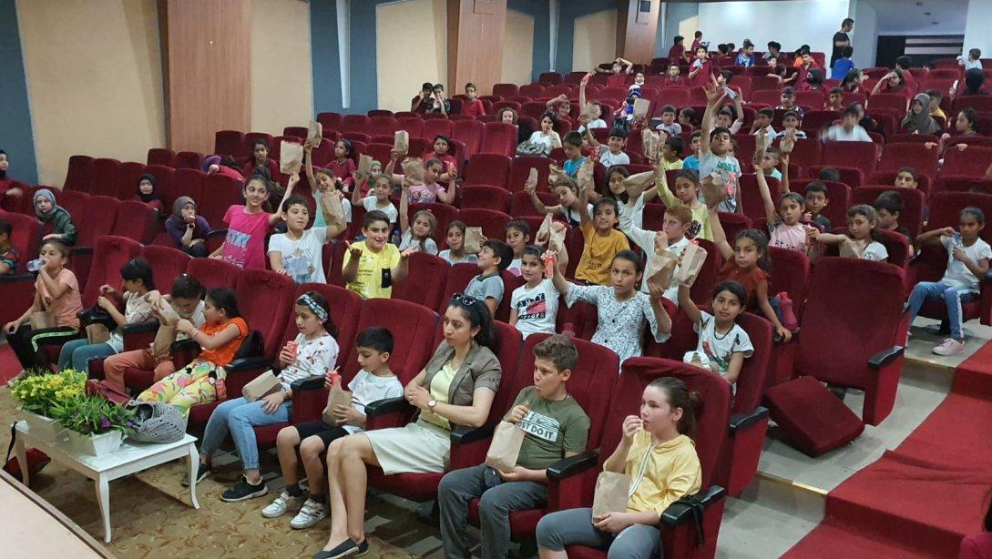 Şehit Uzman Onbaşı Mustafa Eser İmam Hatip Ortaokulu Konferans Salonu'nda Dezavantajlı Öğrencilere Yönelik Sinema Etkinliği Düzenlendi