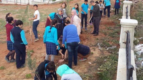 Şehit Onur Ensar Ayanoğlu ortaokulu öğrencileri fidanları toprakla buluşturdu.
