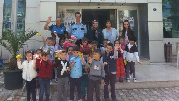 Torbalı Zübeyde Hanım anaokulu Türk Polis Teşkilatının 173. Yılı ve Polis Haftası sebebi ile İlçe emniyet Müdürlüğünü ziyaret etti. 