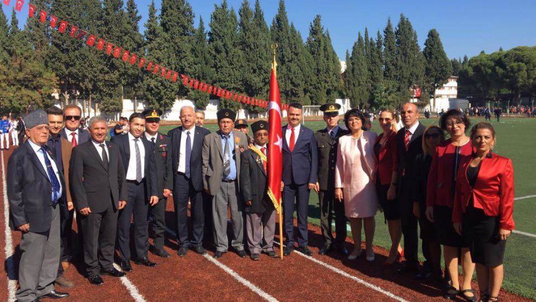 29 Ekim Cumhuriyet Bayramı ve Türkiye Cumhuriyetinin 95. Kuruluş Yıl dönümü çelenk sunma töreninin ardından kutlamalarla devam etti.